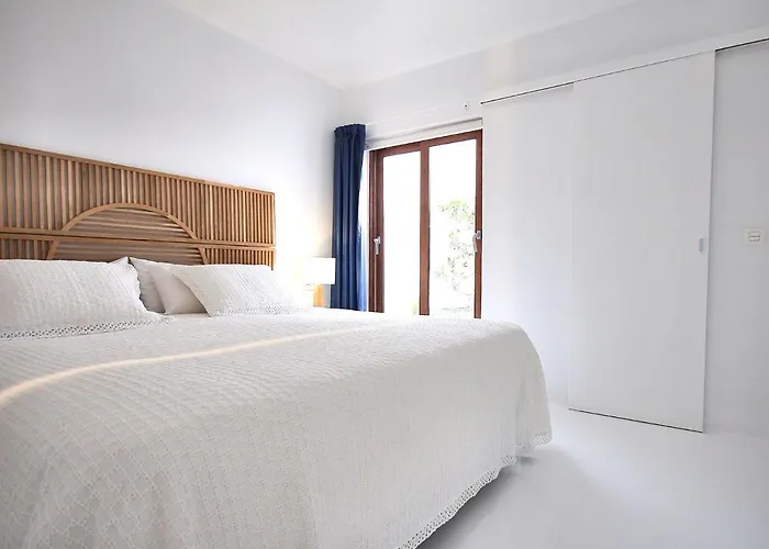 Unique, Stylish & Calm Peces By The Sea *