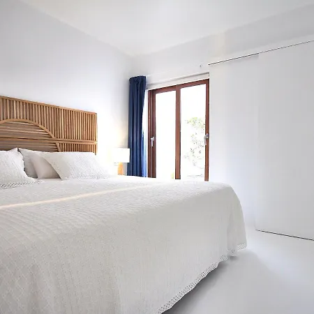 Unique, Stylish & Calm Peces By The Sea *